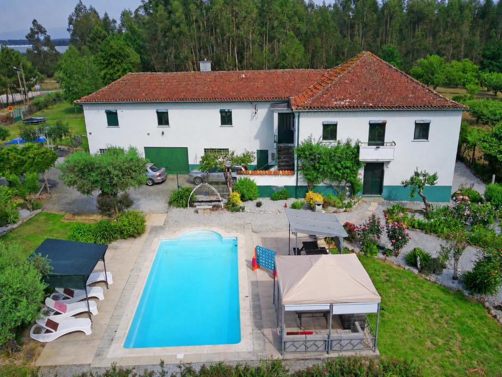 Luftaufnahme eines Hauses mit Swimmingpool in der Unterkunft Luxury Private apartment FREE Play Park inc QUID BIKES PRIVATE Heated swimming pool in Sinde
