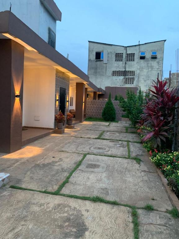 a courtyard of a house with a building at Maison d'hôte okpèyèmi in Porto-Novo