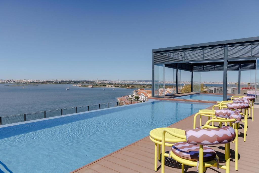 Upon Harbor - Seixal Bay Hotel