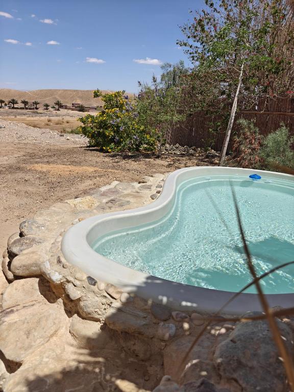 a small pool of water in a yard at לנשום בצוקים in Zuqim