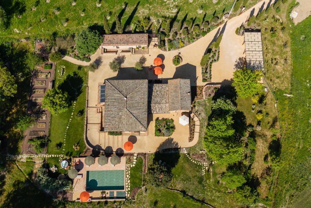 an overhead view of a house with a yard at Agriturismo La Frattina in Buonconvento