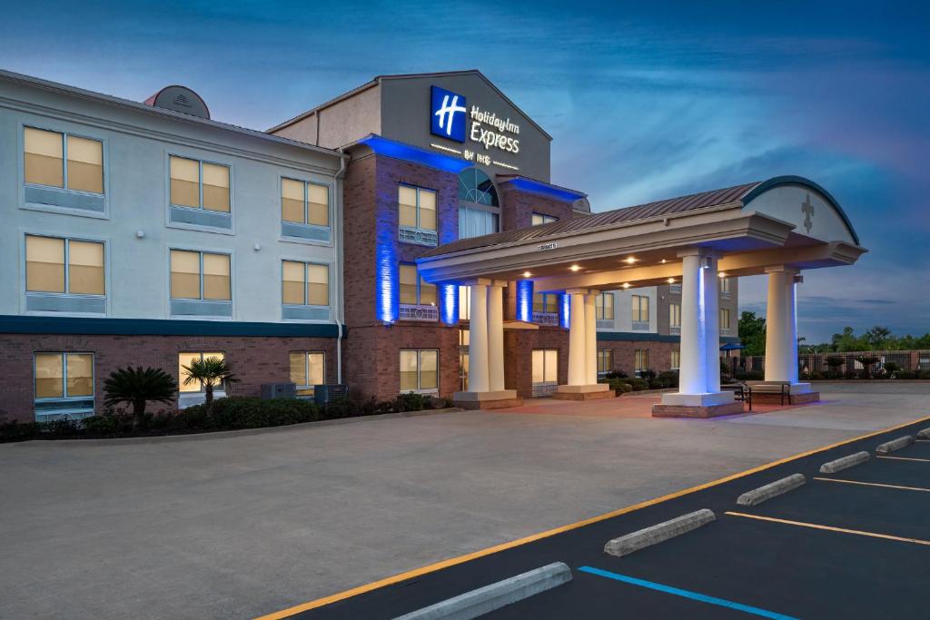 Holiday Inn Express & Suites Alexandria by IHG - Housity