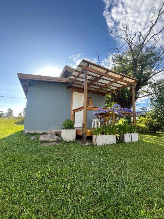 a small house with a pergola in a yard at Sierras de Canela Tiny in Tandil