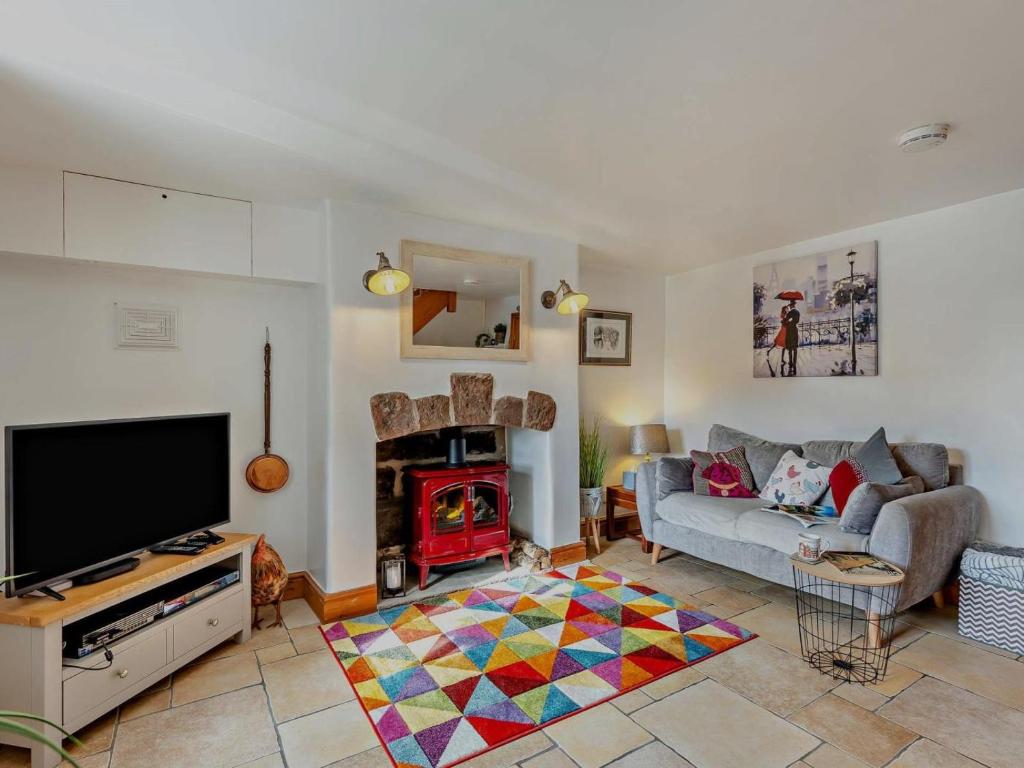 a living room with a couch and a television at 2 Bed in Kelsall oc-94445 in Kelsall