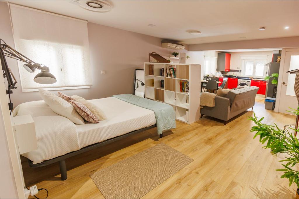 a bedroom with a bed and a living room at Apartamento en Villamediana-Logroño tranquilo y bien equipado in Villamediana de Iregua