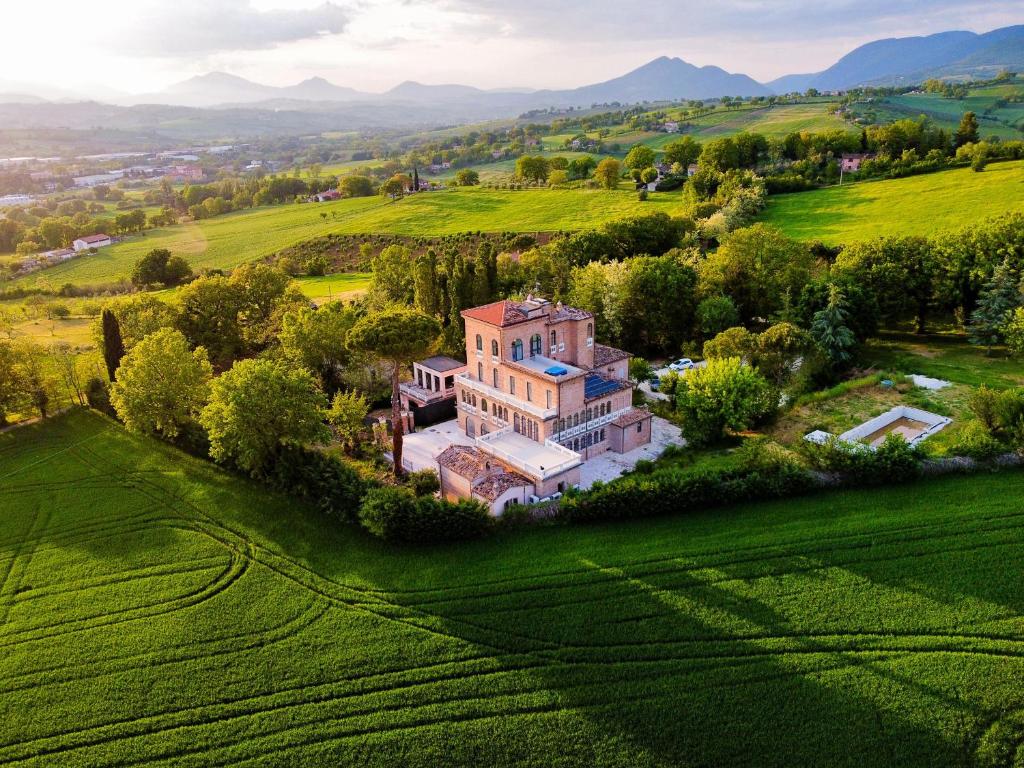 an aerial view of a house in a field at Relais Villa Flora Berta in Matelica