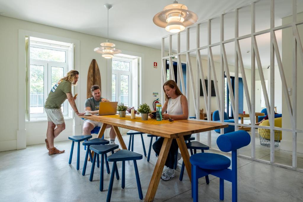 a group of people sitting at a table with a laptop at Salt&Flow in Parede