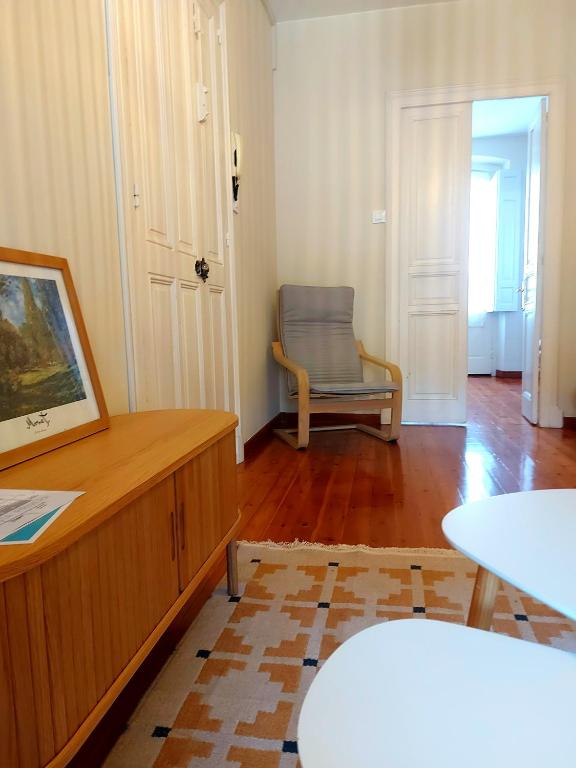 a living room with a chair and a table at El Café I in Nava