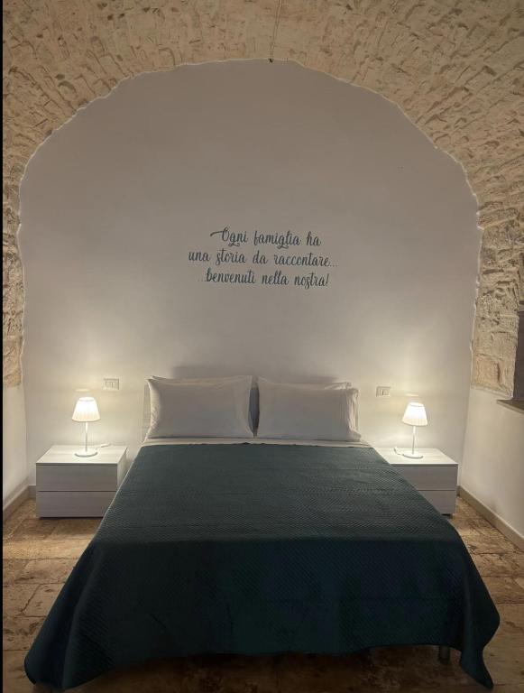 a bedroom with a bed with a quote on the wall at Dimora Mavi' in Noci