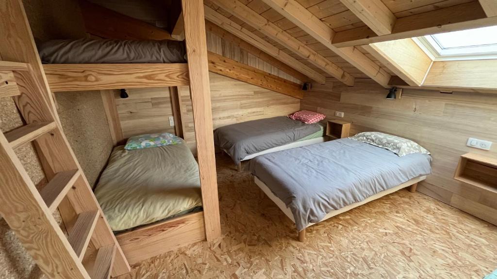 a room with two bunk beds in a cabin at Haixpia, le dortoir in Hasparren