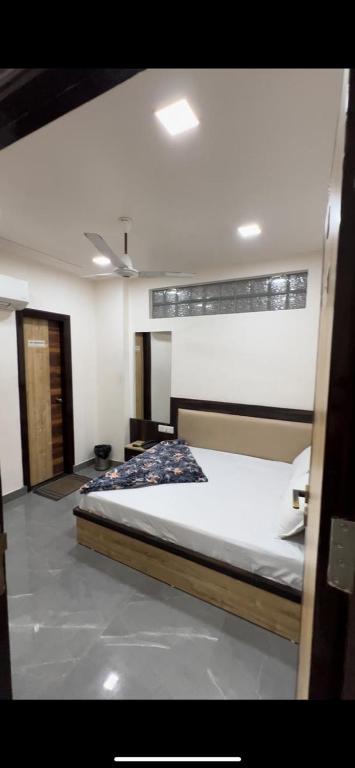 a bedroom with a large bed in a room at LA Montee in Jāmb
