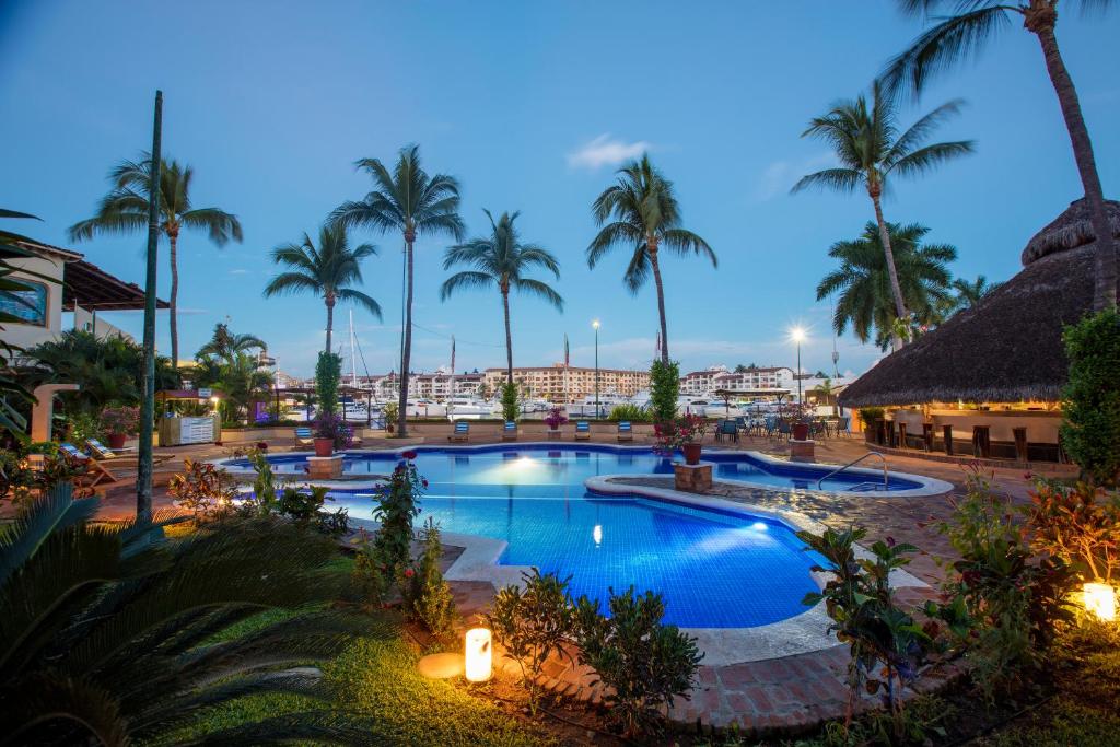 Bazén v ubytování Flamingo Vallarta Hotel & Marina nebo v jeho okolí