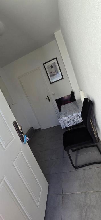 a room with a table and a chair in a room at Ferienwohnung in Achim Zentrum Apartment in Achim