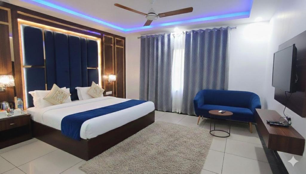 ein Hotelzimmer mit einem Bett und einem blauen Stuhl in der Unterkunft Hotel Platinum Grand Near IGI Airport Delhi in Neu-Delhi