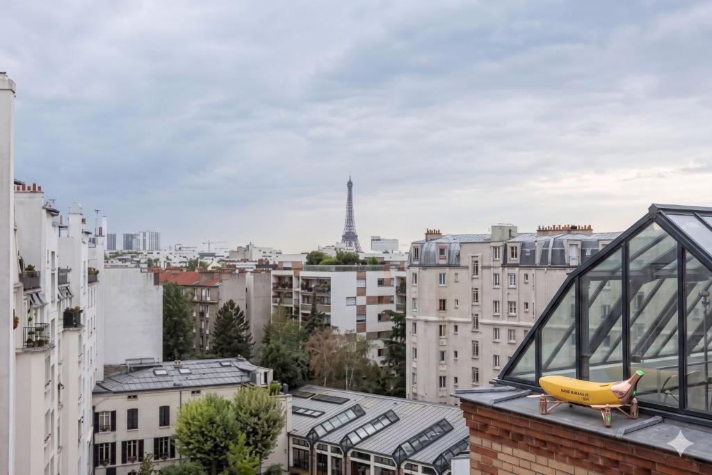 Charming Studio with Eiffel Tower Views in Pariss 15th