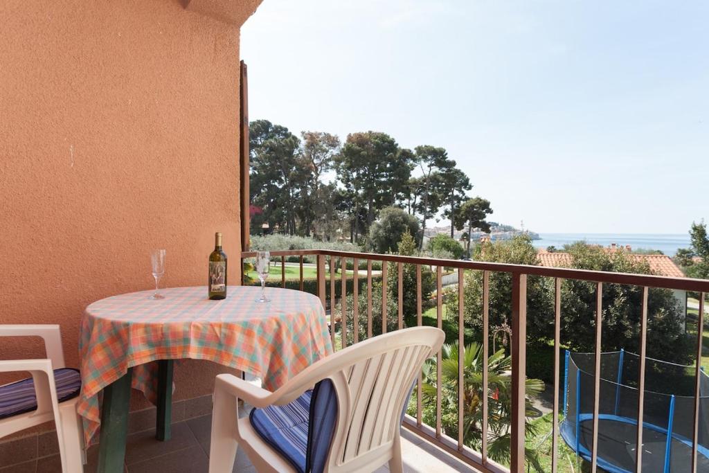 Unit 2 - Sea View 2-Bedroom Apartment with Free Parking