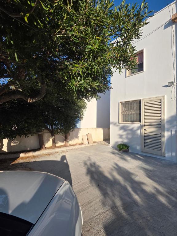 a car parked in front of a white building at La casa di Claudia Torre Suda in Torre Suda