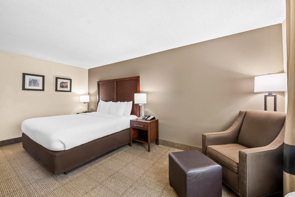Comfort Inn & Suites Durham near Duke University - Kamer Met Kingsize Bed - Toegankelijk/Rookvrij