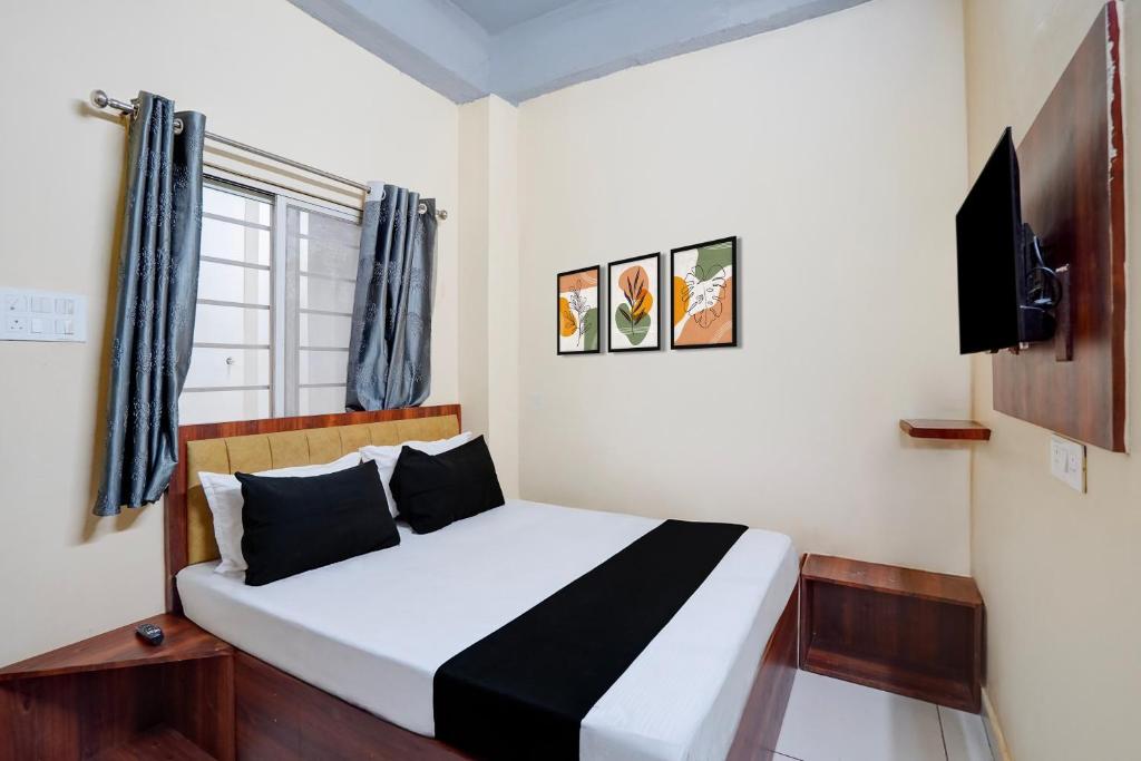 a bedroom with a bed and a television in it at Hotel O Peace Inn in Bhopal