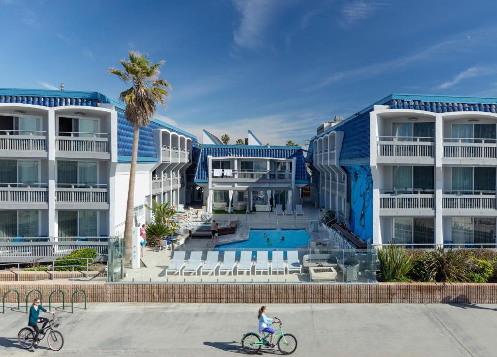 a large building with a bike parked in front of it at Blue Sea Beach Hotel in San Diego