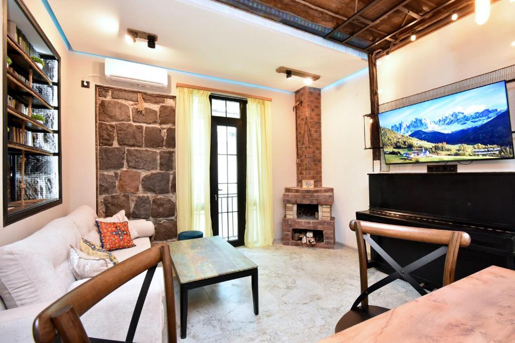 تصویر اتاق‌های Cascade Loft Stone Fireplace Apartment - تصویر ۲