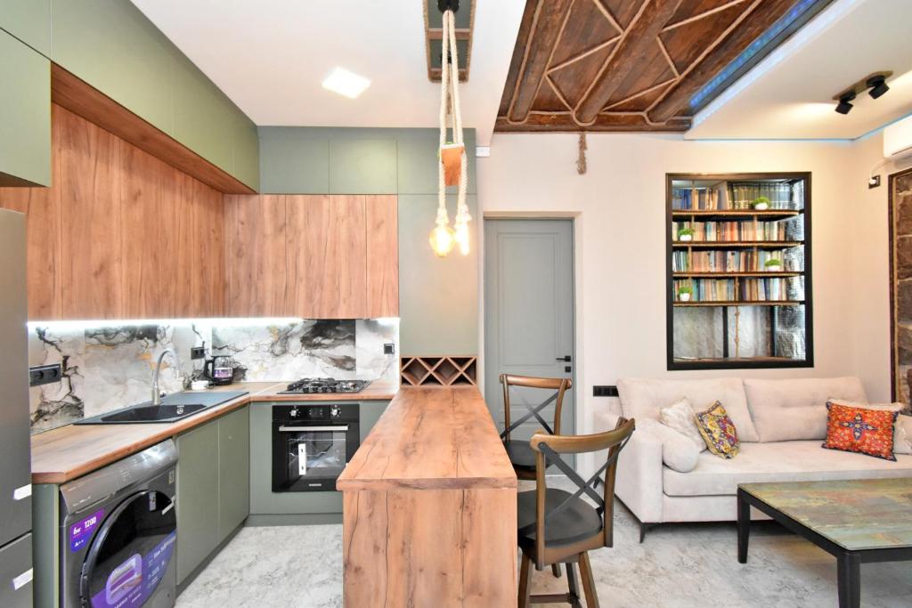 فضای داخلی Cascade Loft Stone Fireplace Apartment در ایروان - تصویر ۳