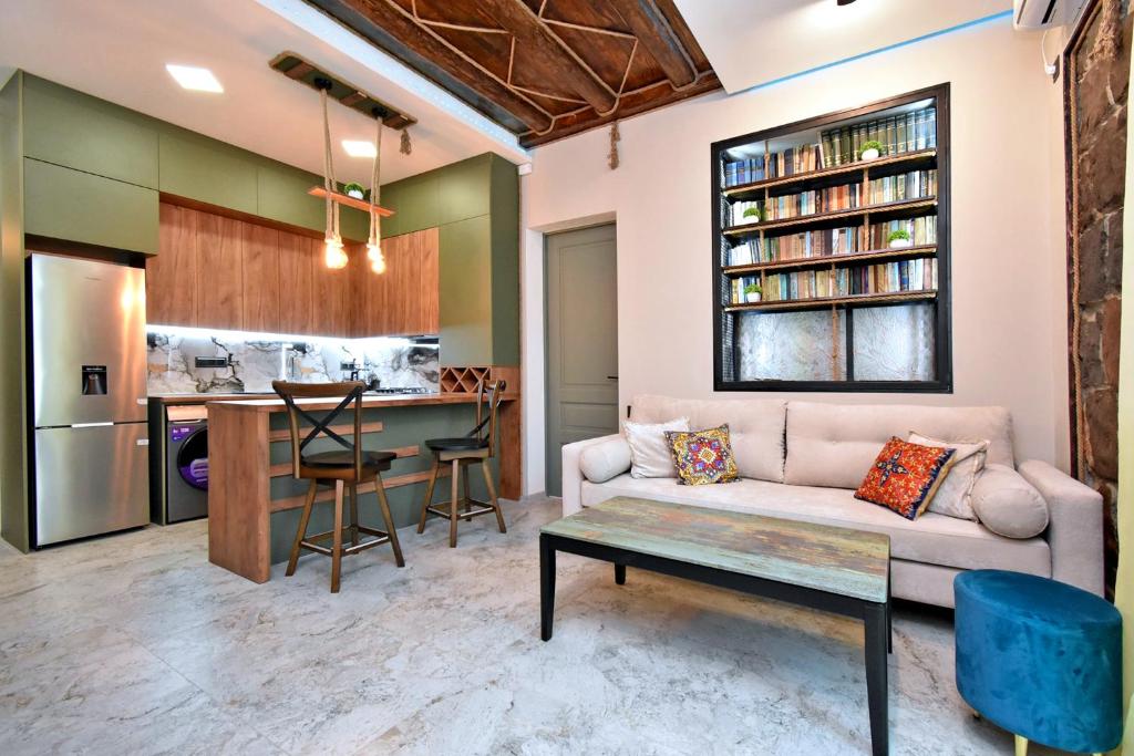 Cascade Loft Stone Fireplace Apartment در ایروان