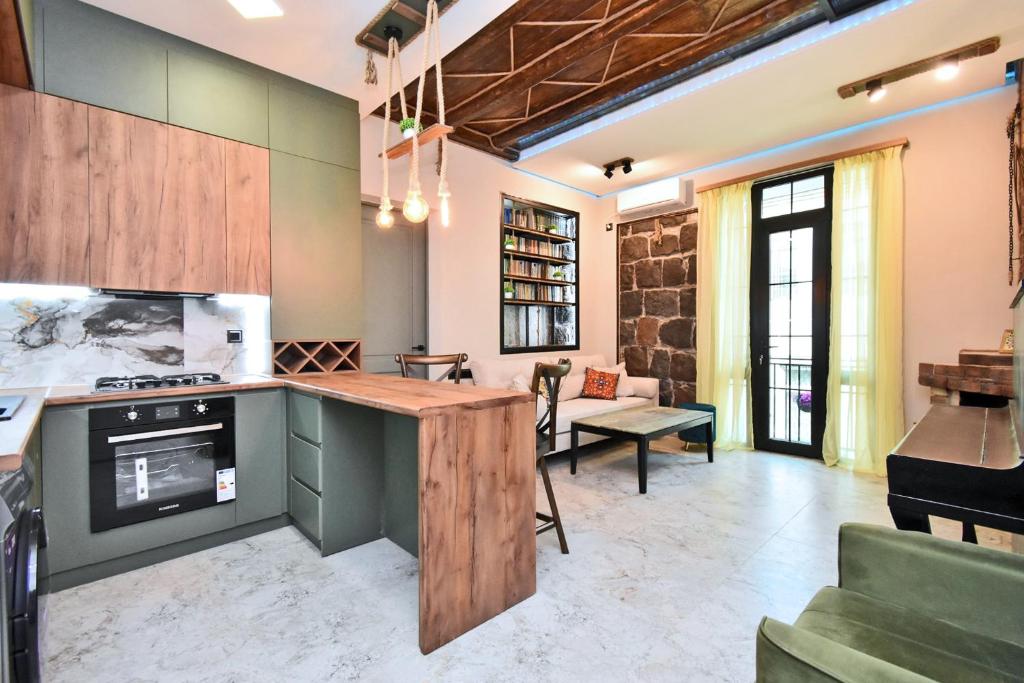 لابی و فضای عمومی Cascade Loft Stone Fireplace Apartment - تصویر ۵