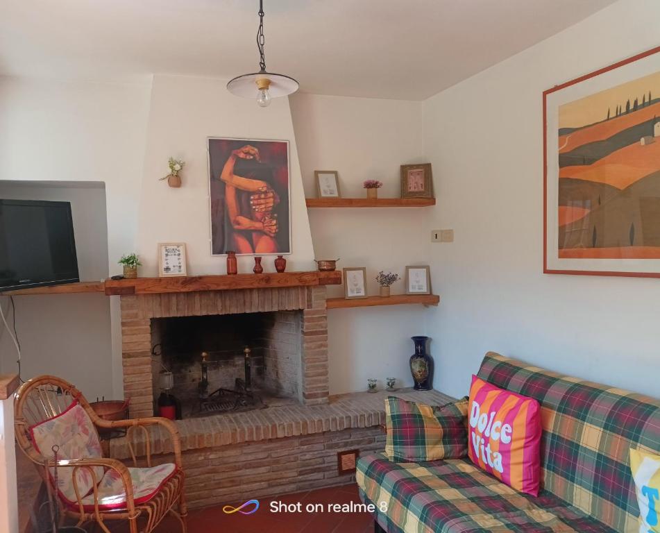 a living room with a couch and a fireplace at Da Carlo in Pietralunga
