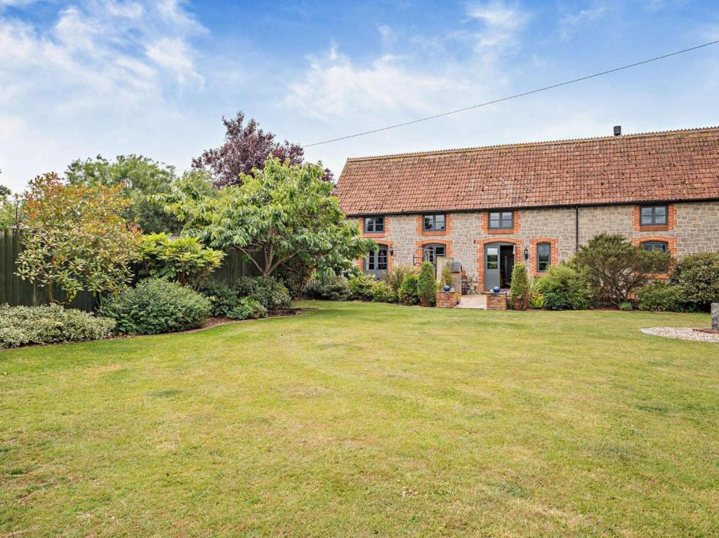 an old brick house with a large yard at 3 Bed in Langport oc-76372 in Drayton