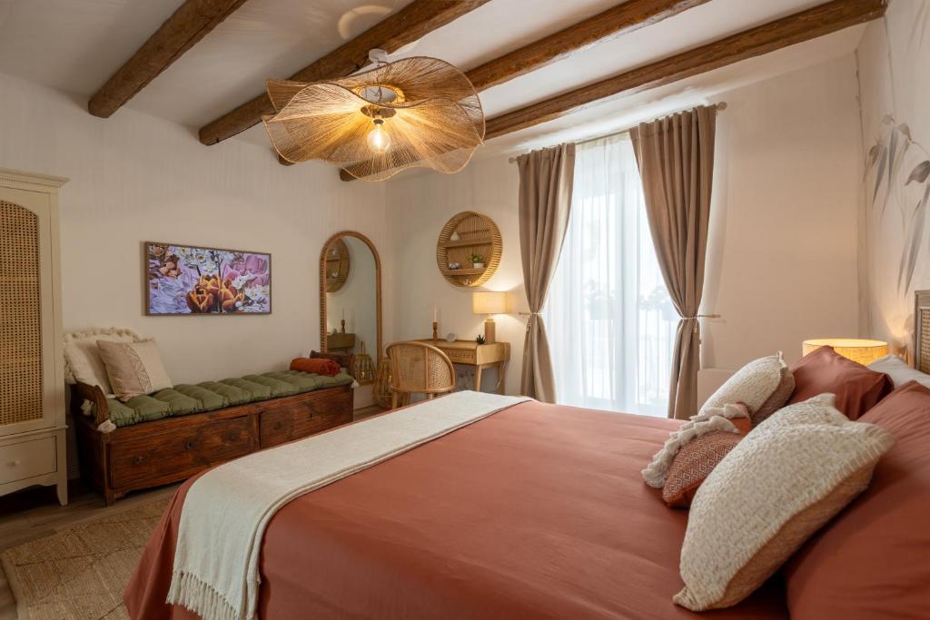 ein Schlafzimmer mit einem großen Bett und einer Couch in der Unterkunft Naki in Bosa