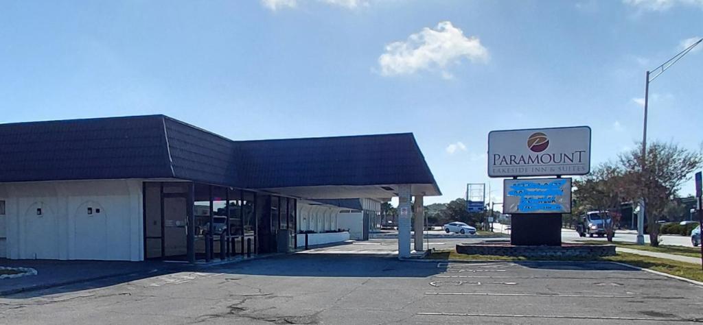 a parking sign in front of a gas station at Paramount Lakeside Inn & Suites in Lakeland