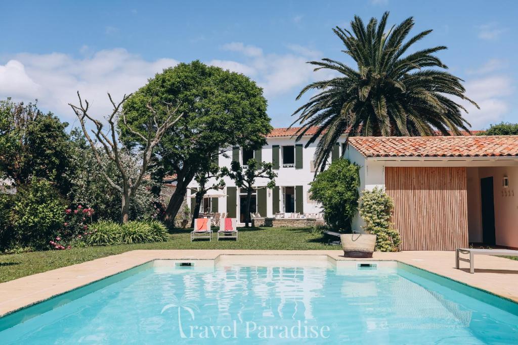 a villa with a swimming pool and a house at Villa Phoenix in La Couarde-sur-Mer