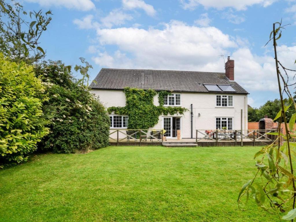 a white house with a large yard at 6 Bed in Filey oc-94524 in Reighton