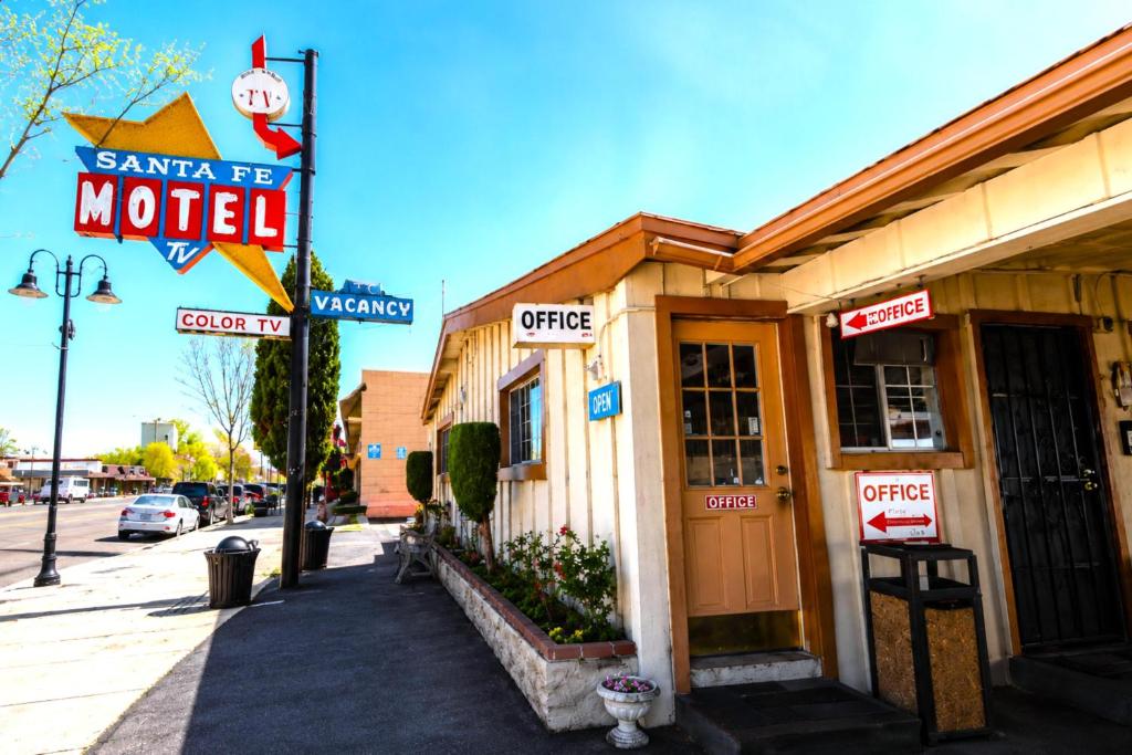 a motel sign outside of a building on a street at Santa Fe Motel Tehachapi by Hotel O in Tehachapi