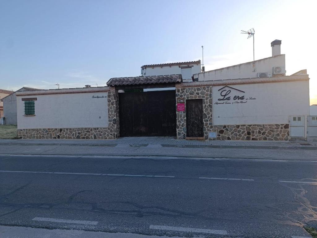 a building on the side of a street at La Era de Sandra in Sonseca