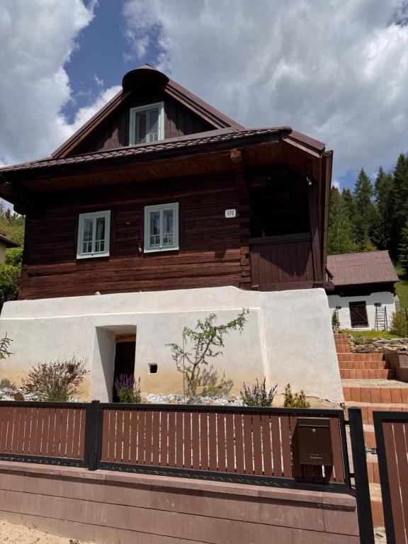 a house with a fence in front of it at Drevenica Kráľova in Šumiac