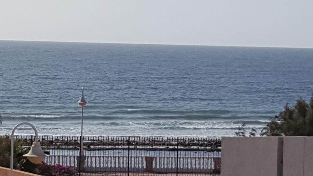 widok na ocean z plaży w obiekcie Apartamentos Castillo Mar Gran Canaria w mieście Castillo del Romeral