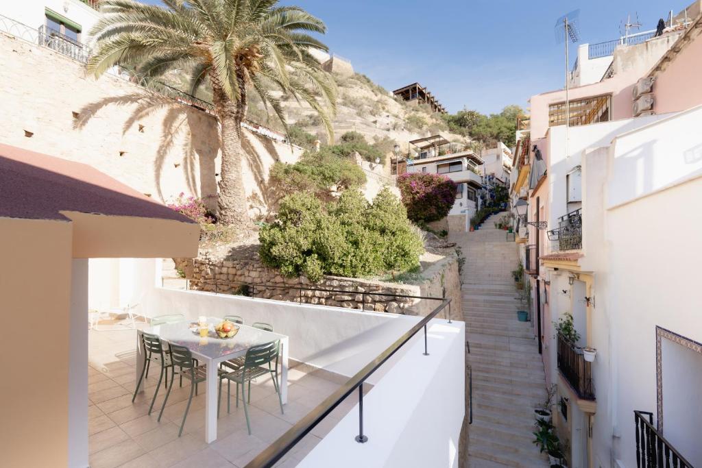 a patio with a table and chairs on a balcony at Baélia Casa Serena in San Rafael