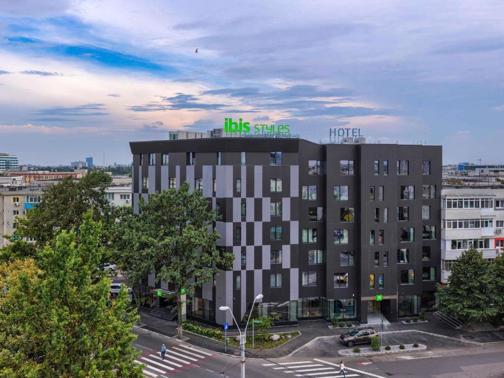 ブカレストにあるibis Styles Bucharest Erbasの屋上に看板のある建物