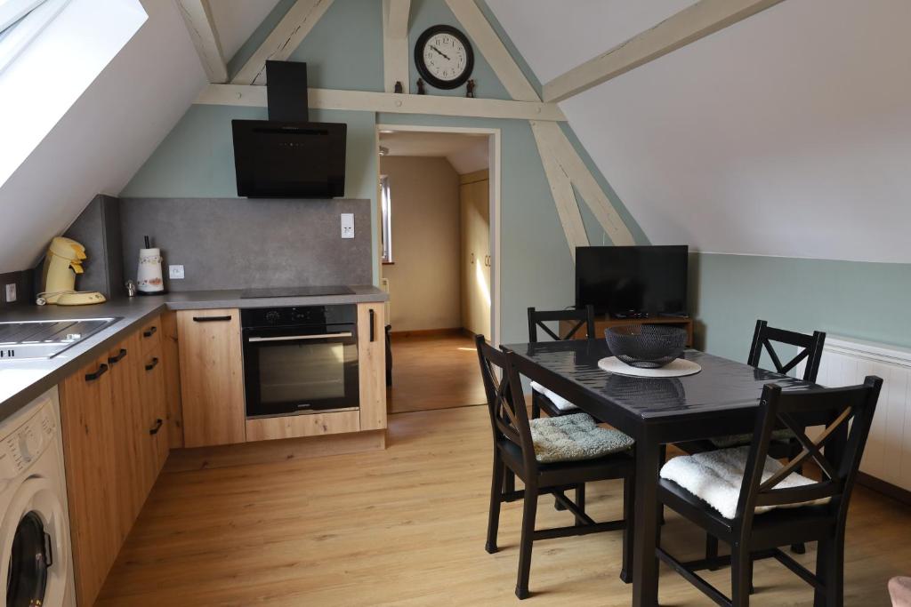 a kitchen with a table and chairs in a room at S'Kamèrlè in Hatten