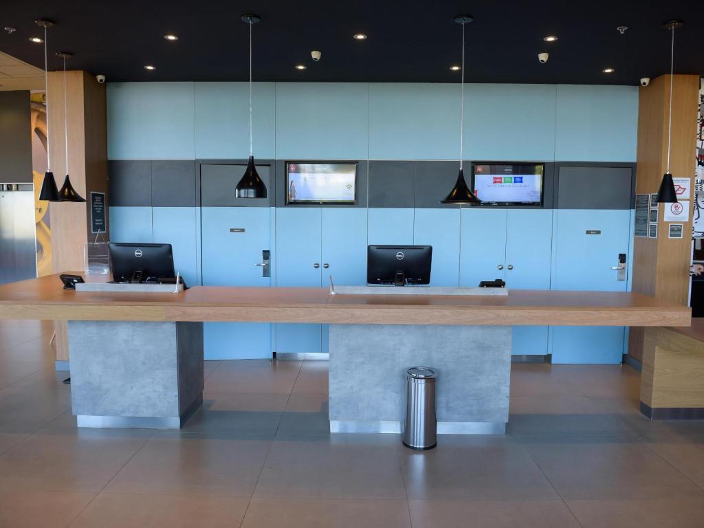 a large counter in a room with two computers on it at ibis Tatui in Tatuí