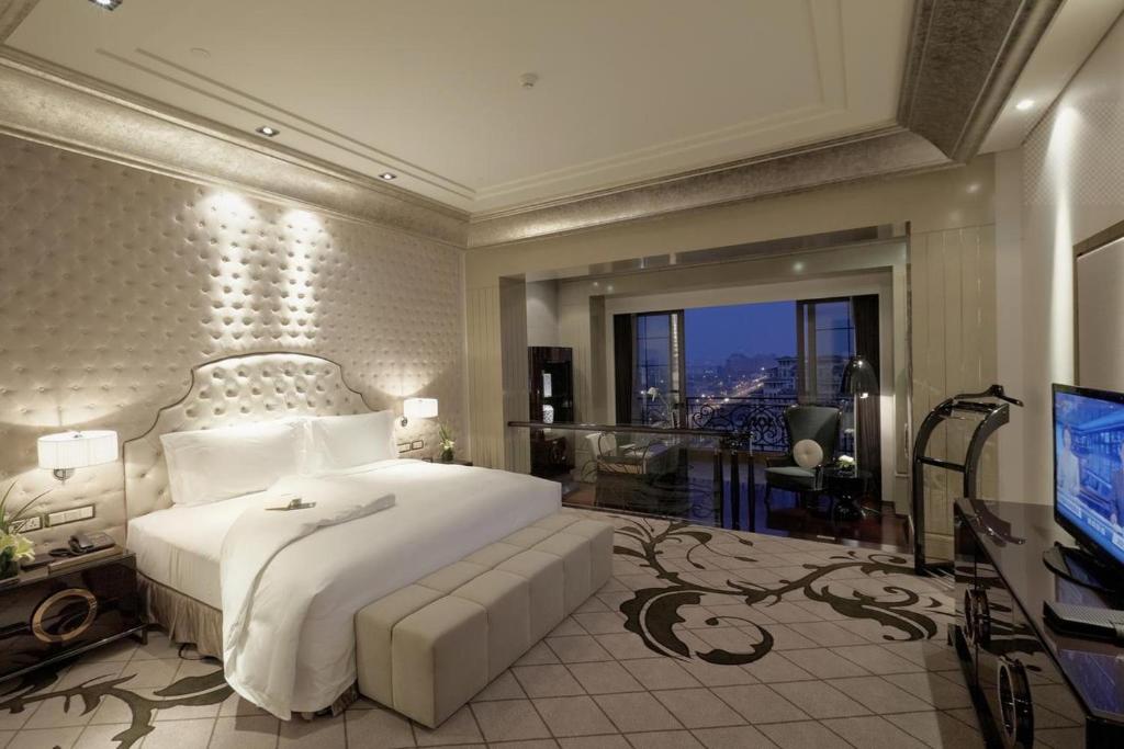 TV a/nebo společenská místnost v ubytování Chateau Star River Shanghai Minhang