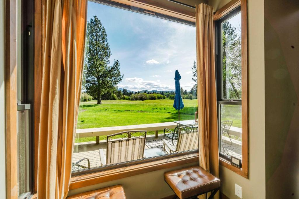a window with a view of a yard at Lakeview Meadow Retreat in Sisters