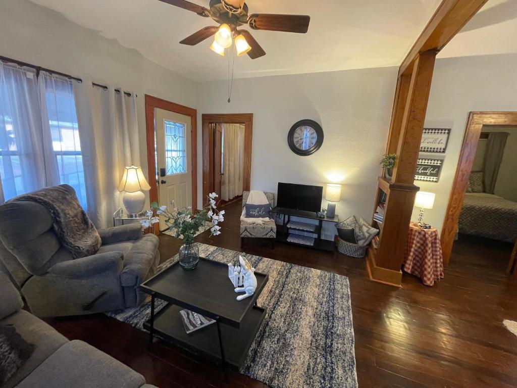 a living room with a couch and a ceiling fan at Inviting 3 Bedroom Home in Norton