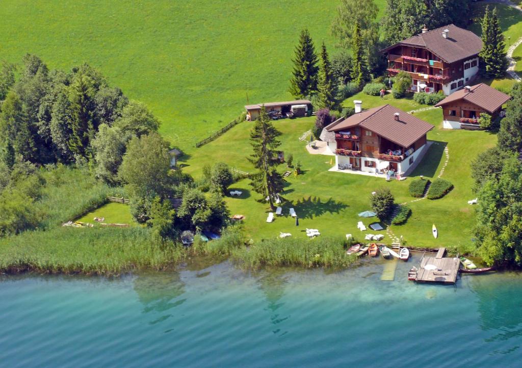 Foto dalla galleria di Chalets Zöhrer - Wohnen am Wasser a Weissensee