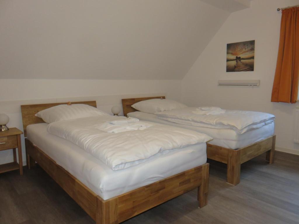 Postel nebo postele na pokoji v ubytování Bredeneeker Gasthaus