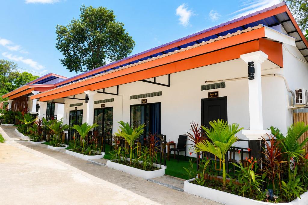 a building with plants in front of it at David's Hostel & Restaurant in Kaôh Rŭng (3)
