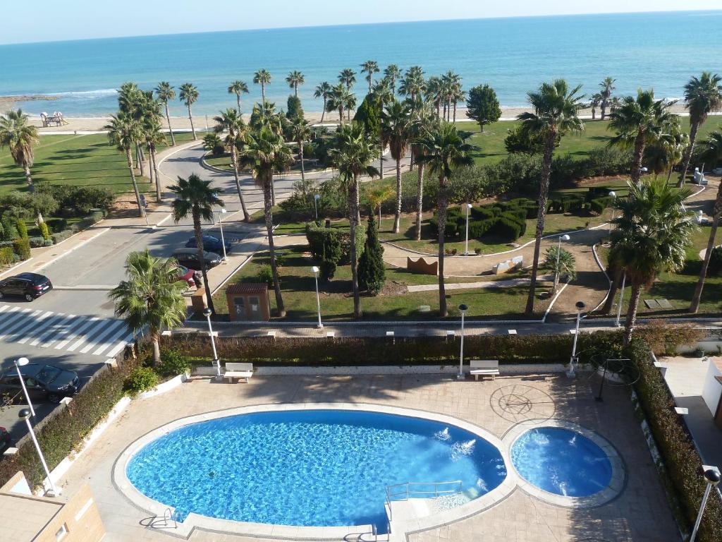 奧羅佩薩德爾馬的住宿－Vistamar Departamento，享有游泳池和海滩的景色