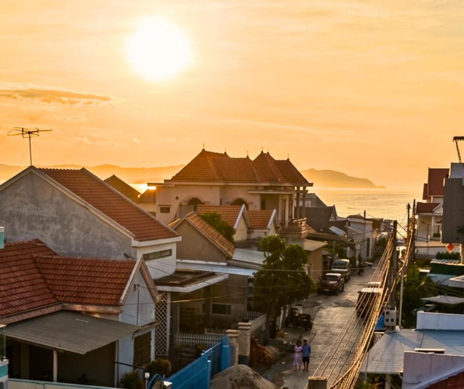 a view of a city with houses and the ocean at Thiện Homestay Dốc Lết -Gần Biển & Nguyên Căn in Ba Ha